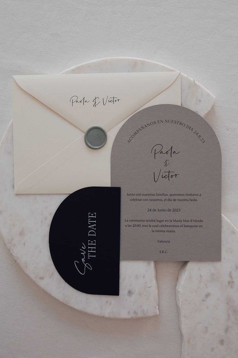 Colección completa 'arch' de papelería de boda de Bouclé Weddings, expertos wedding planners, apoyada en mármol blanco roto, con diseño único y estética cuidada.