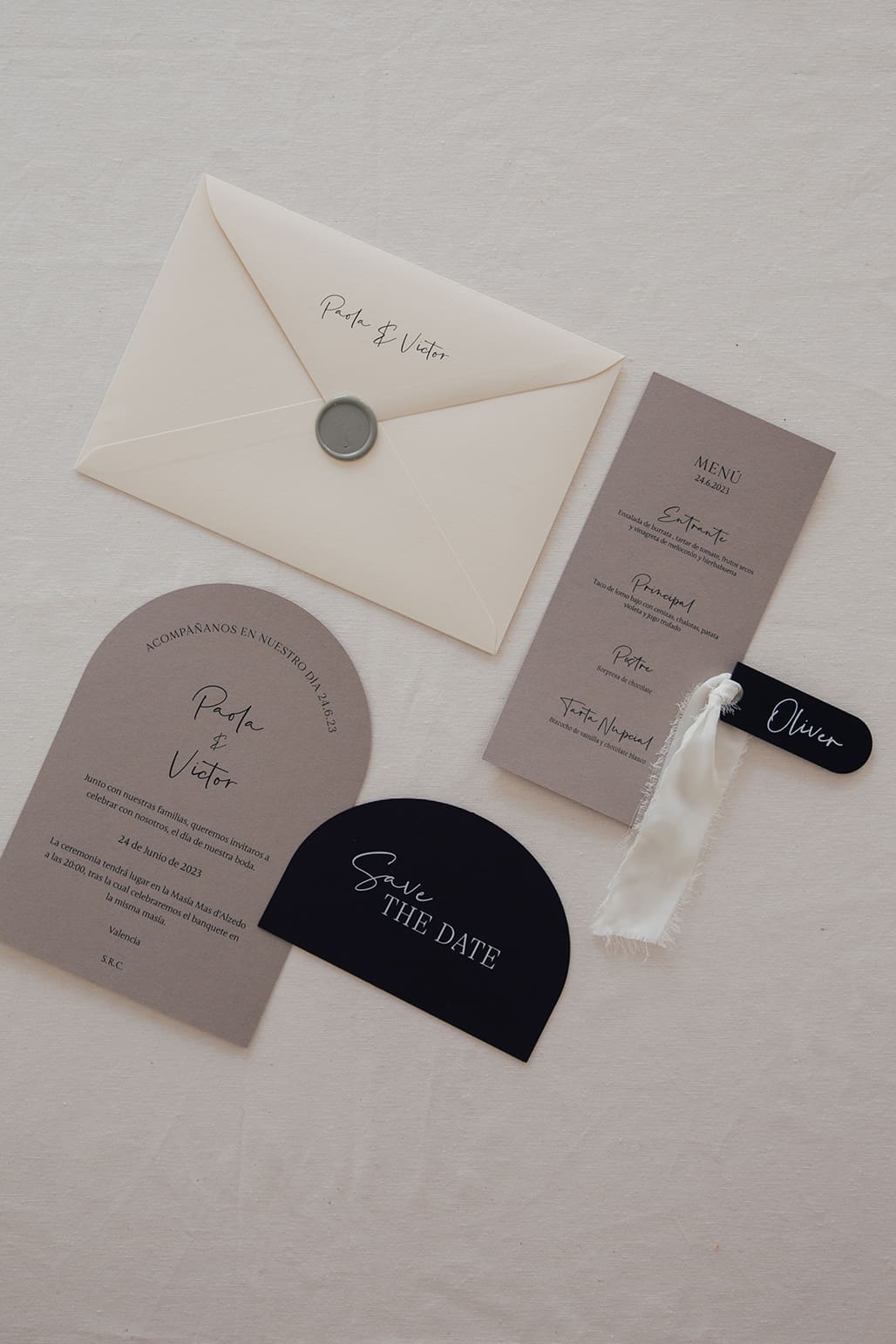 Colección de papelería con sobre blanco y cierre en lacre, menú e invitación de boda con diseño sencillo.