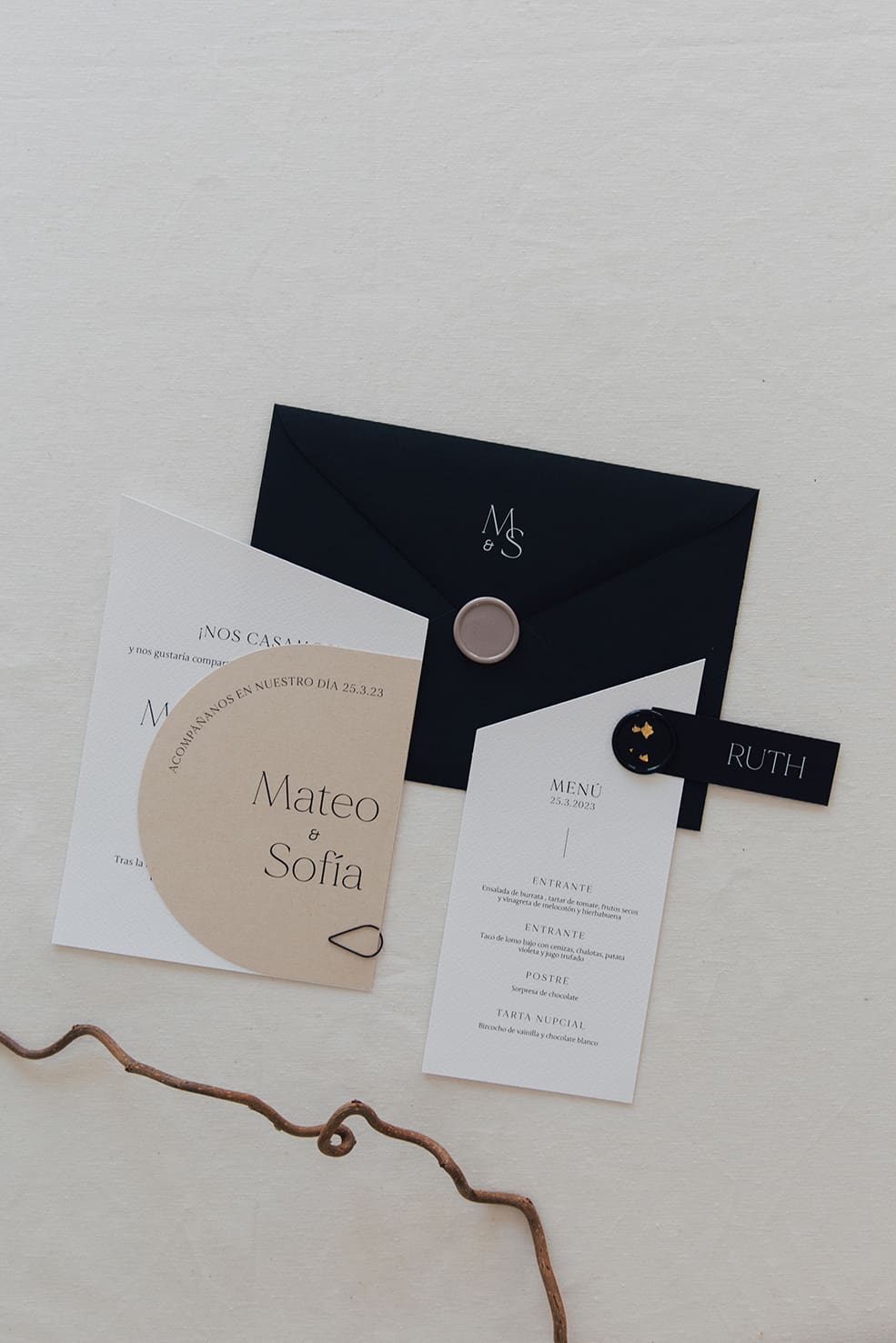 Colección de papelería de boda personalizada con sobre negro y sello de lacre, menú e invitación