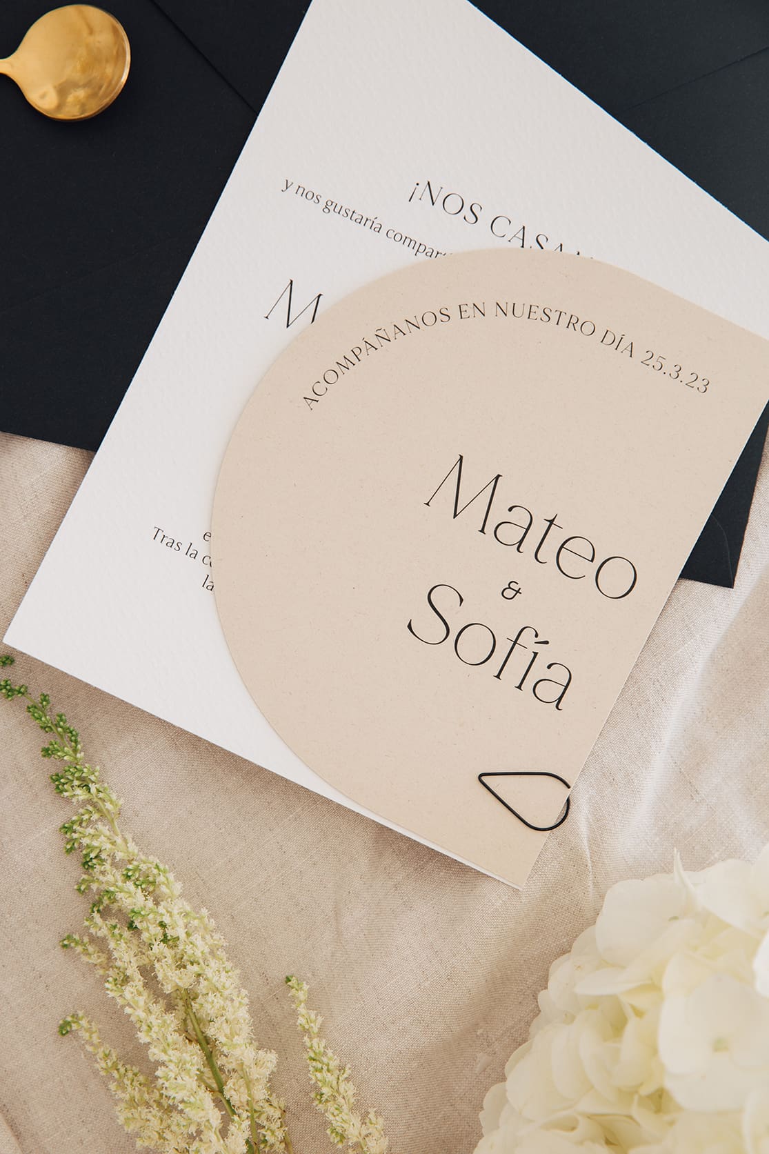 Papelería de boda minimalista y personalizada de la colección Basílica en tonos crema por Bouclé Weddings, wedding planner en Valencia, España.