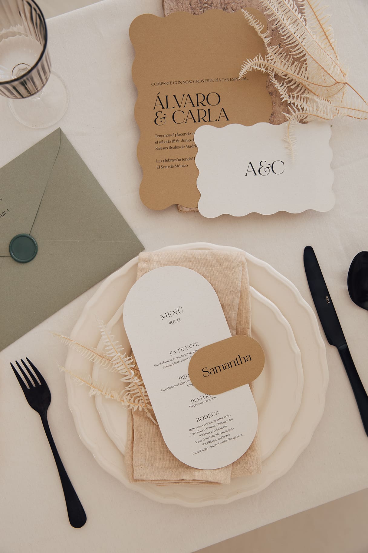 Papelería del menú personalizado de boda sencillo y minimalista en tonos crema.