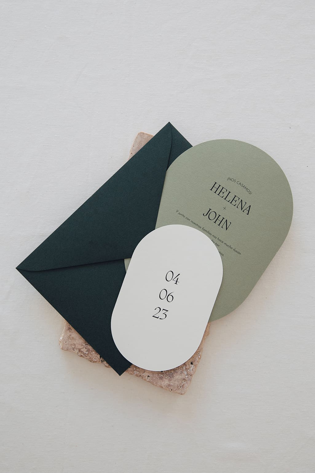 Sobre e invitación de boda personalizado en tonos verdes y tipografía elegante
