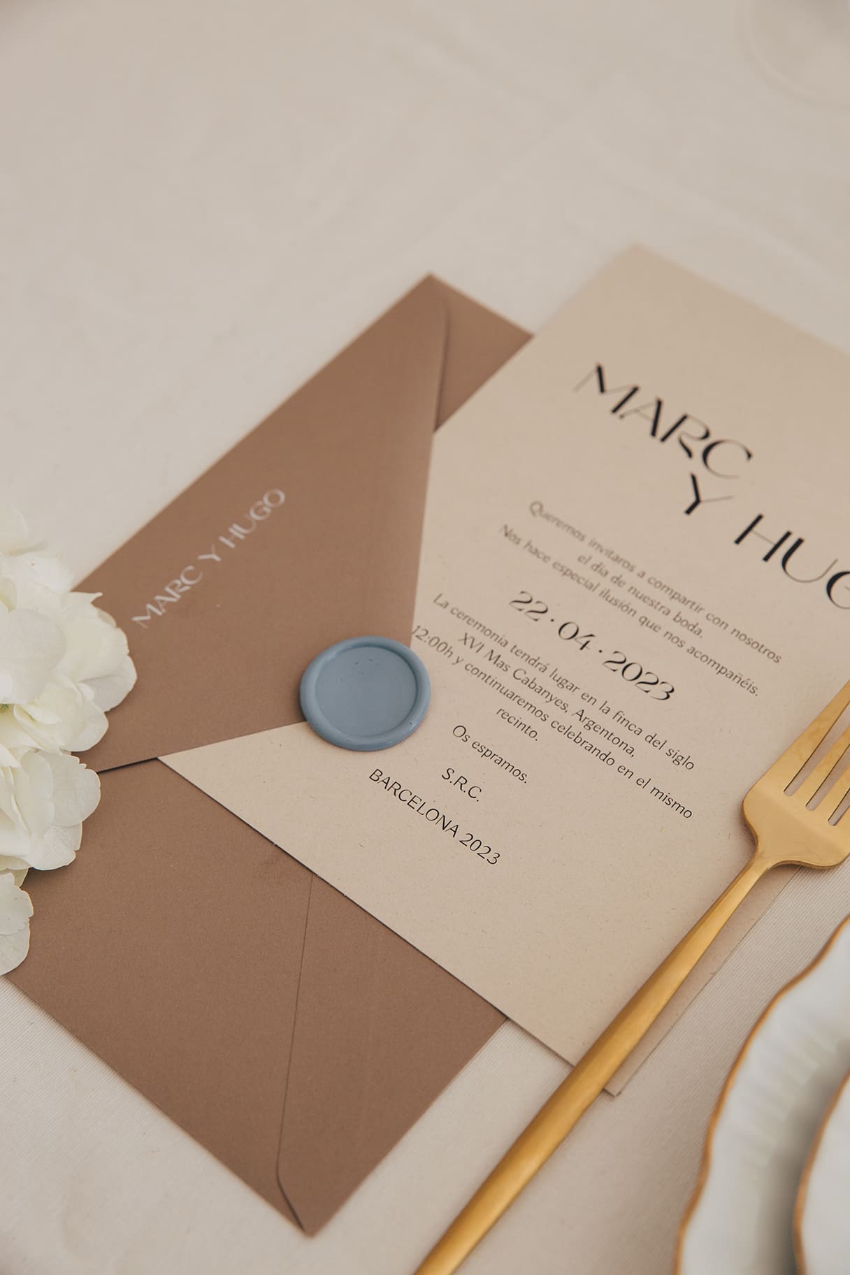 Invitación de boda personalizada con sobre sencillo y elegante.