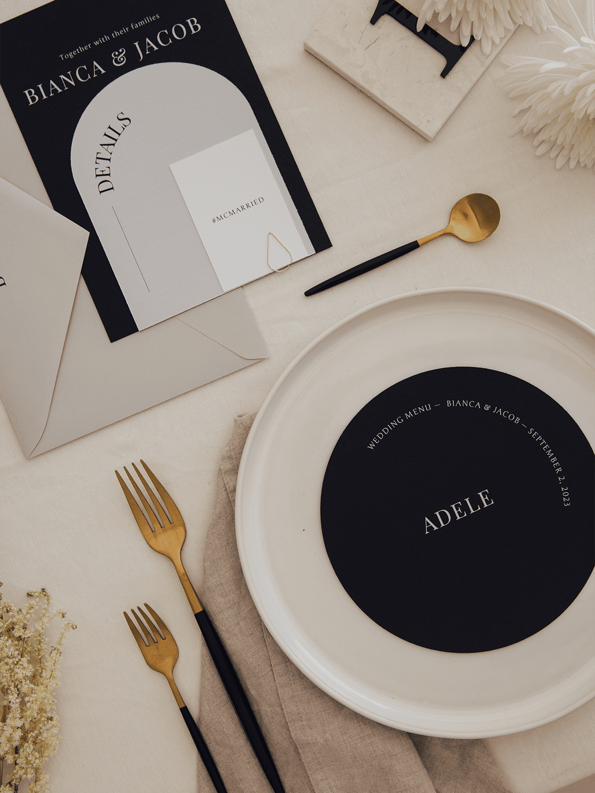 Menú de boda personalizado redondo sobre plato en mesa decorada y papelería de boda.