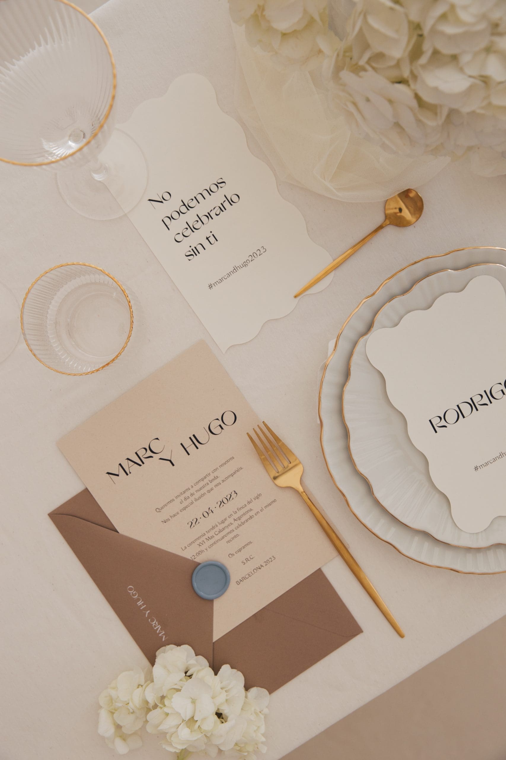 Colección de papelería de boda con sobre, invitación y tarjetas en tonos marrones tierra.
