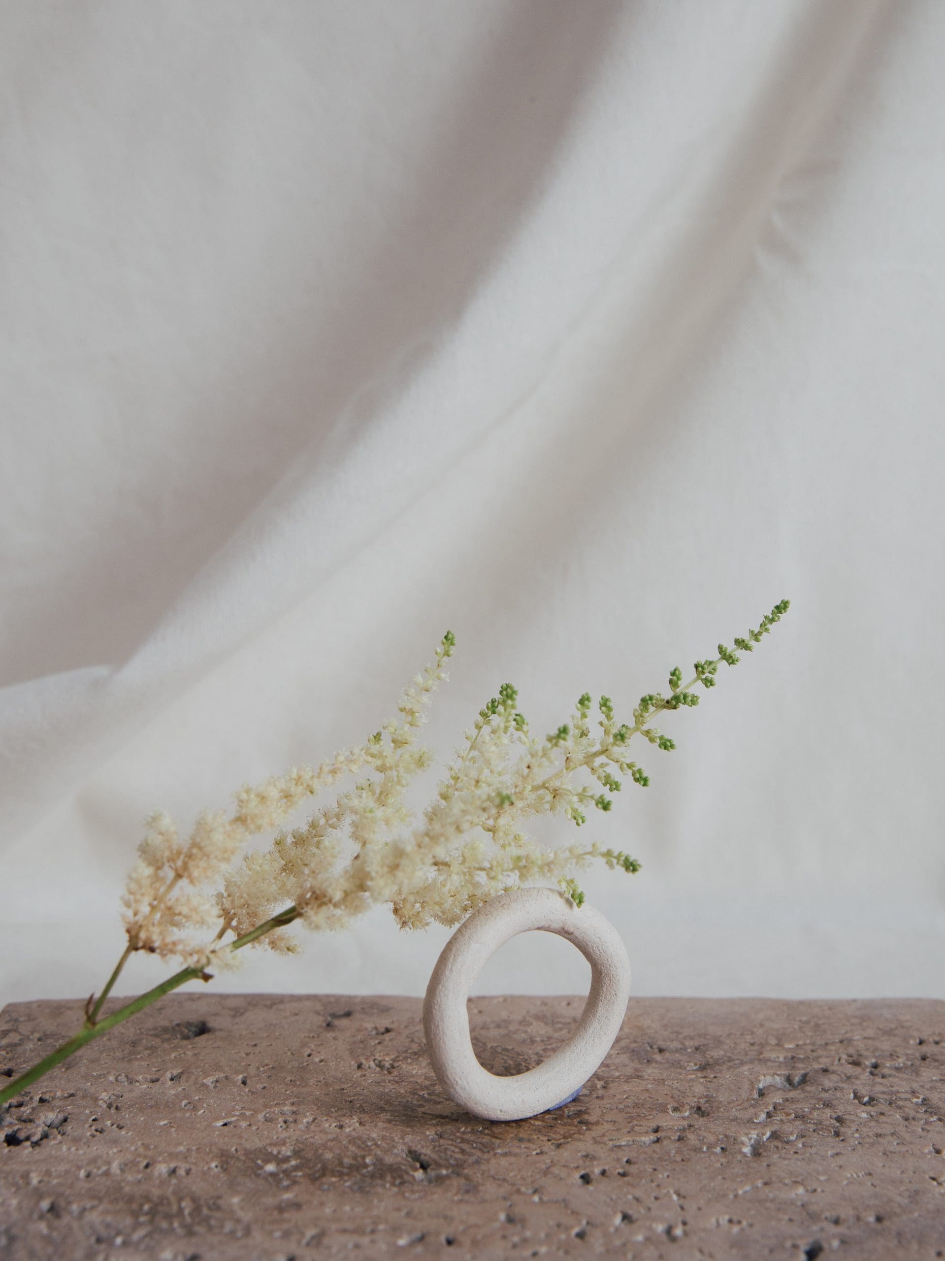 Servicio wedding planner fotografía minimalista elementos naturales