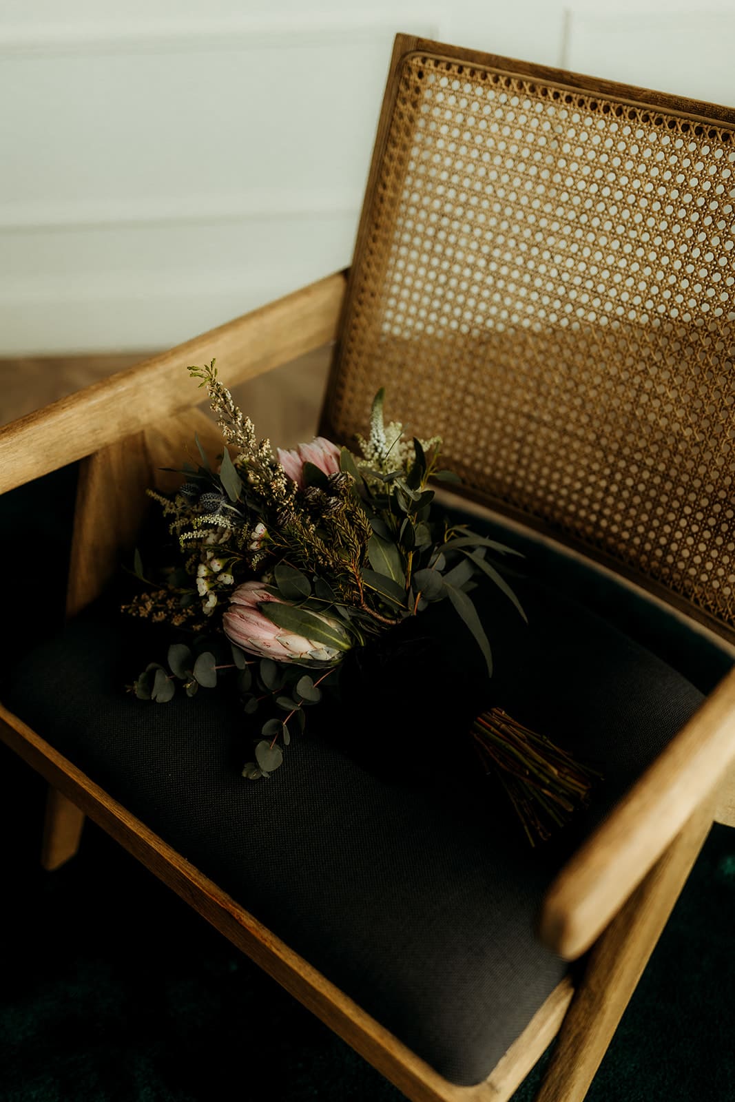 Ramo de novia para boda sencilla y sofisticada, sobre silla de mimbre: Elegancia natural