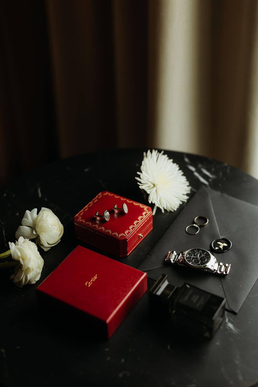 Accesorios elegantes de boda para el novio: Gemelos Cartier, anillos y reloj refinado