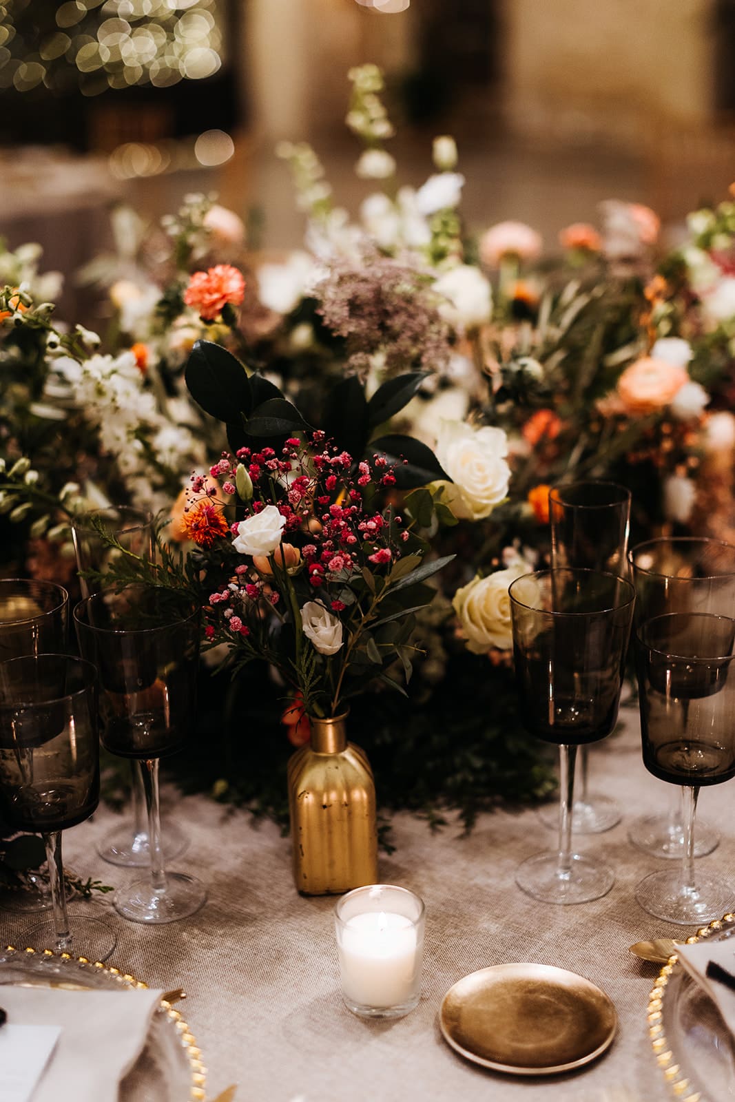 Centro de mesa floral sencillo y elegante con detalles dorados para boda en Mas d'Alzedo: Belleza en armonía.