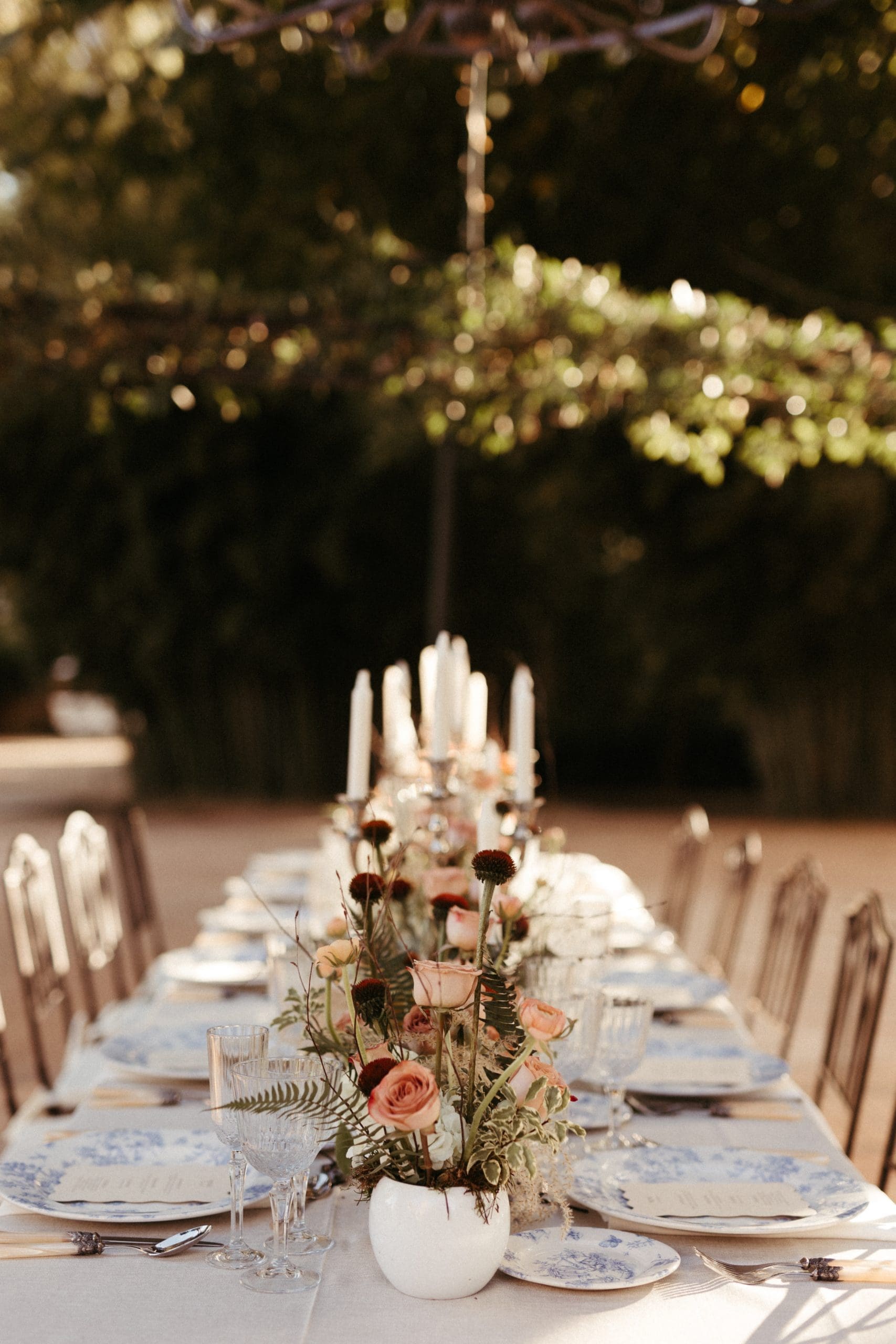 Deslumbrante decoración de mesa en Casa Santonja por Bouclé Weddings: Un sueño hecho realidad