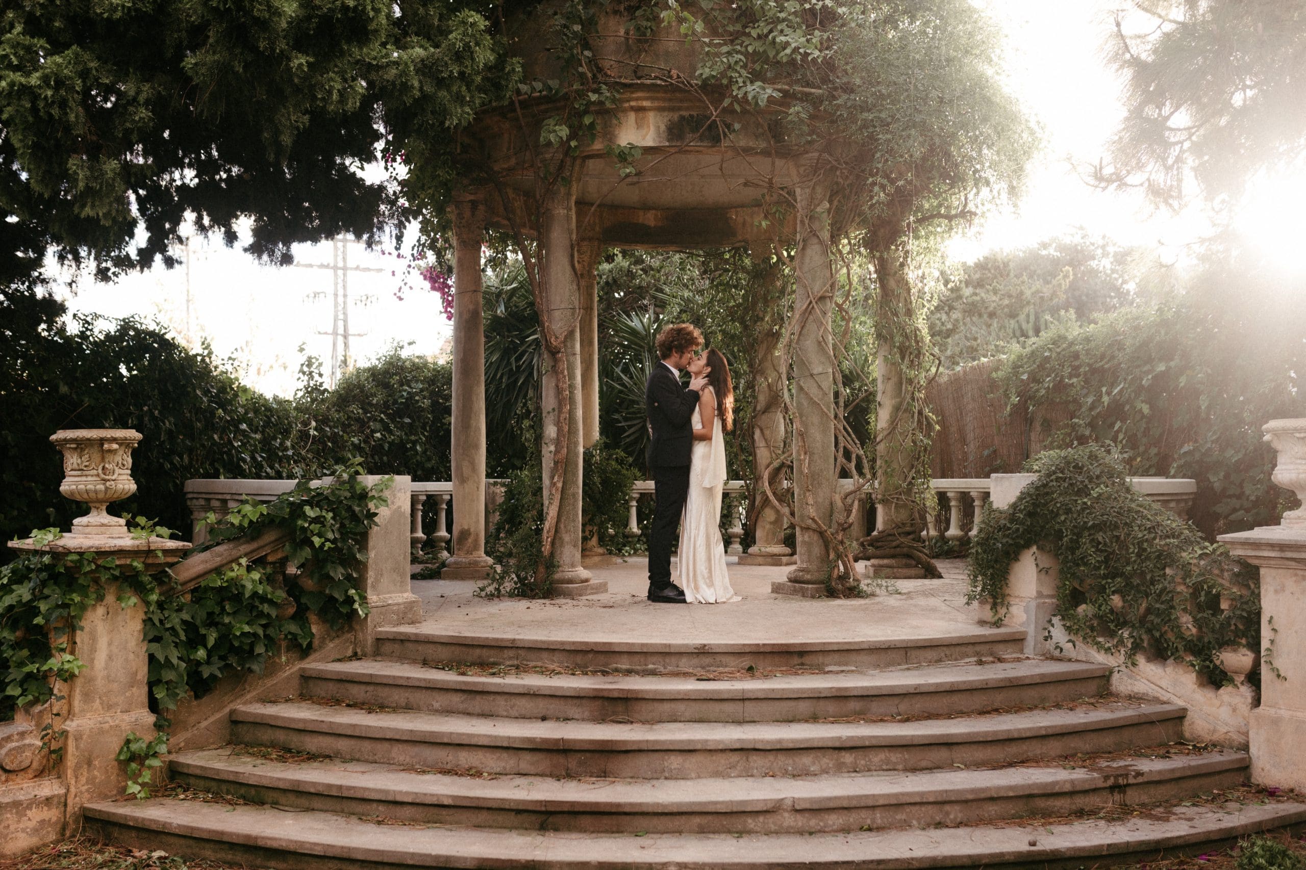 Un momento mágico en Casa Santonja: pareja de novios sellando su amor con un apasionado beso en el altar