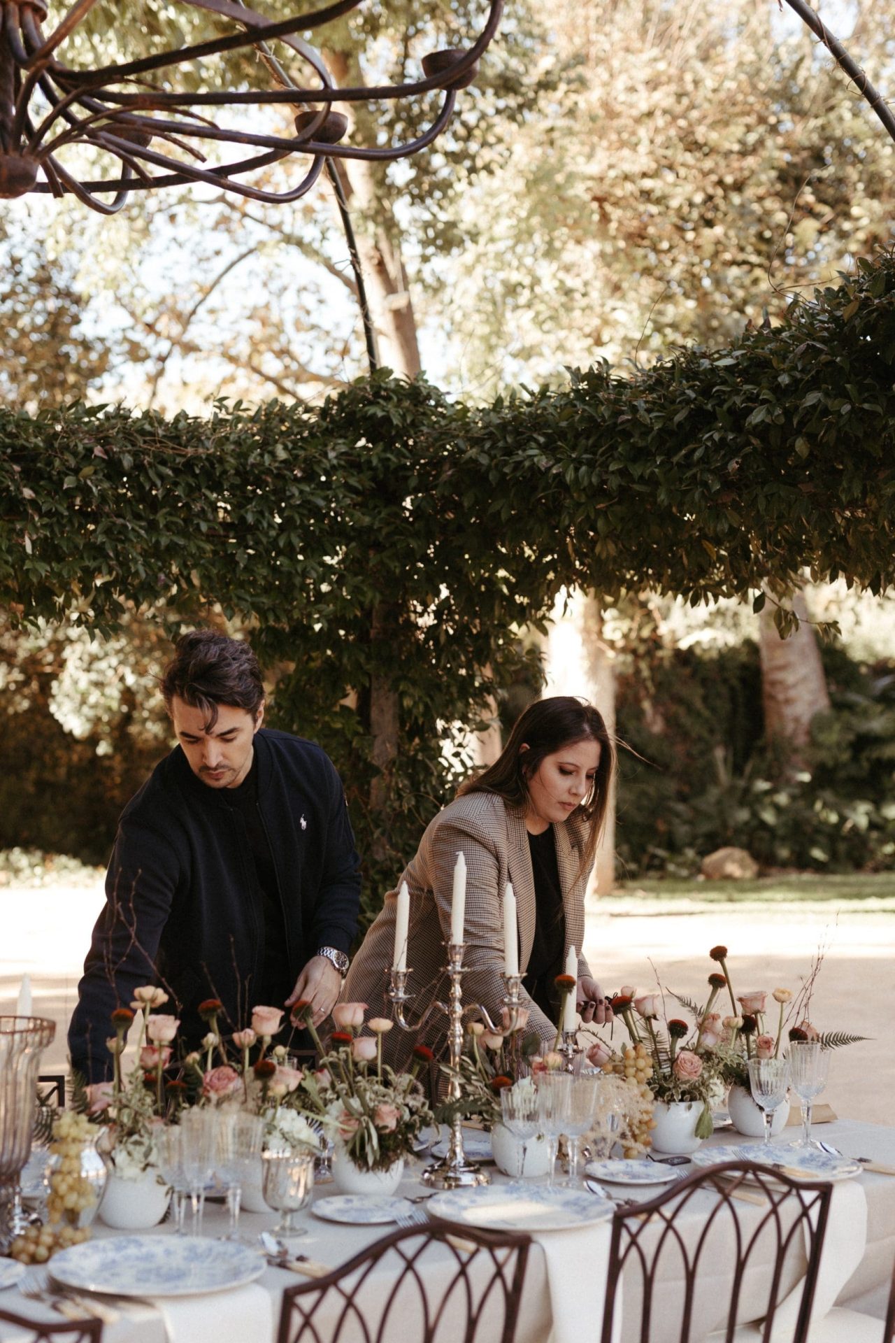 Estela y Dani, fundadores de Bouclé Weddings, coordinando una boda real en España — impartidores del curso online de wedding planner