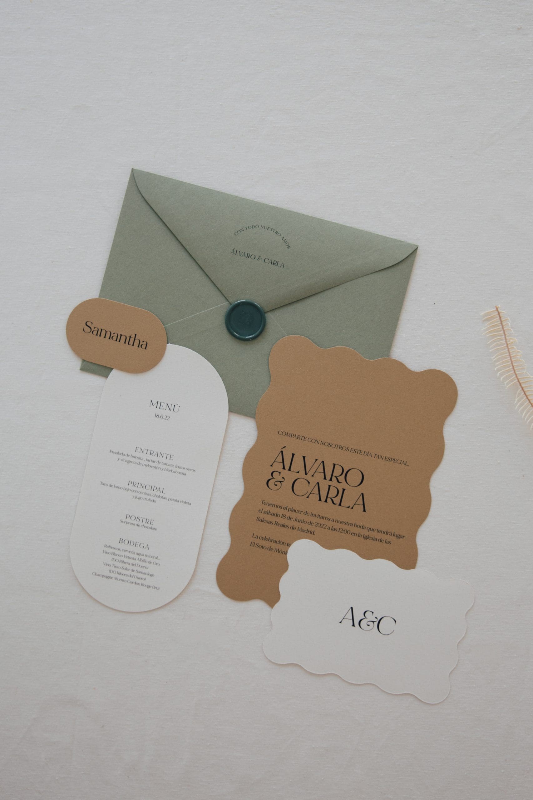 Colección completa 'biscuit' de papelería de boda de Bouclé Weddings, expertos wedding planners, con diseño único y estética cuidada.