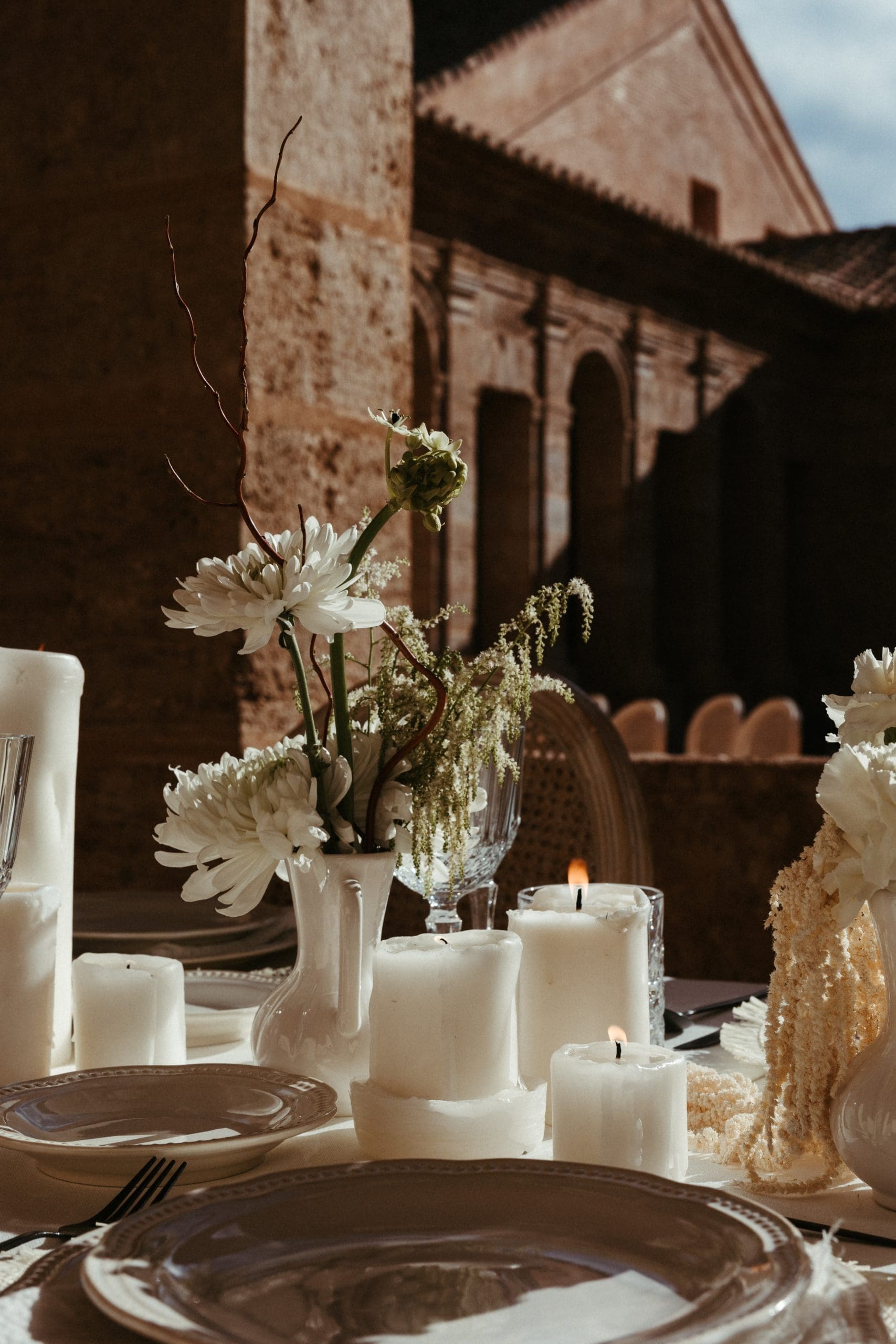 Elegante decoración de mesa minimalista para boda en La Cartuja de Ara Christi