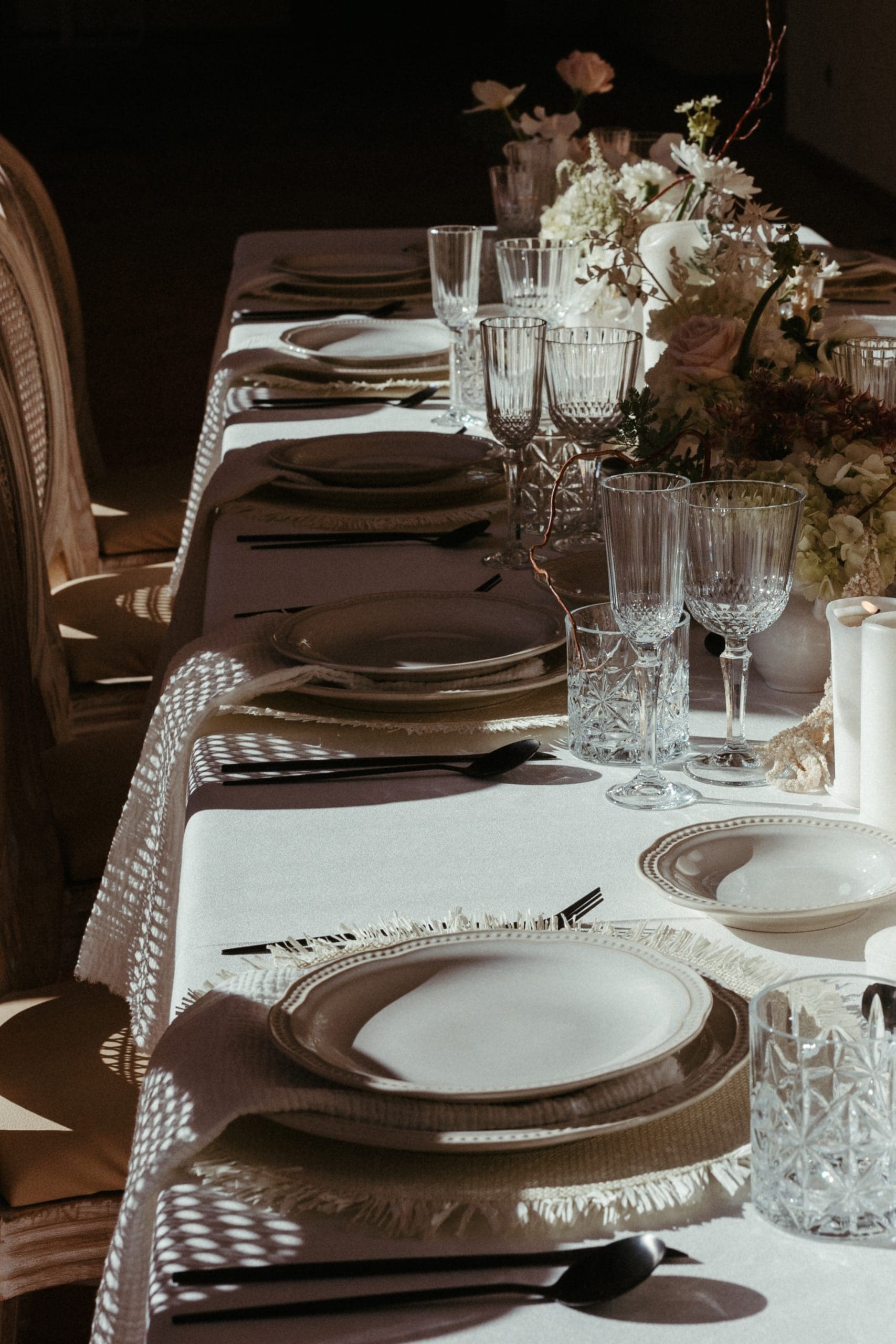Una mesa de bodas deslumbrante en la Cartuja de Ara Christi: delicados Mesa decorada por Bouclé Weddings con velas encendidas en La Cartuja de Ara Christi