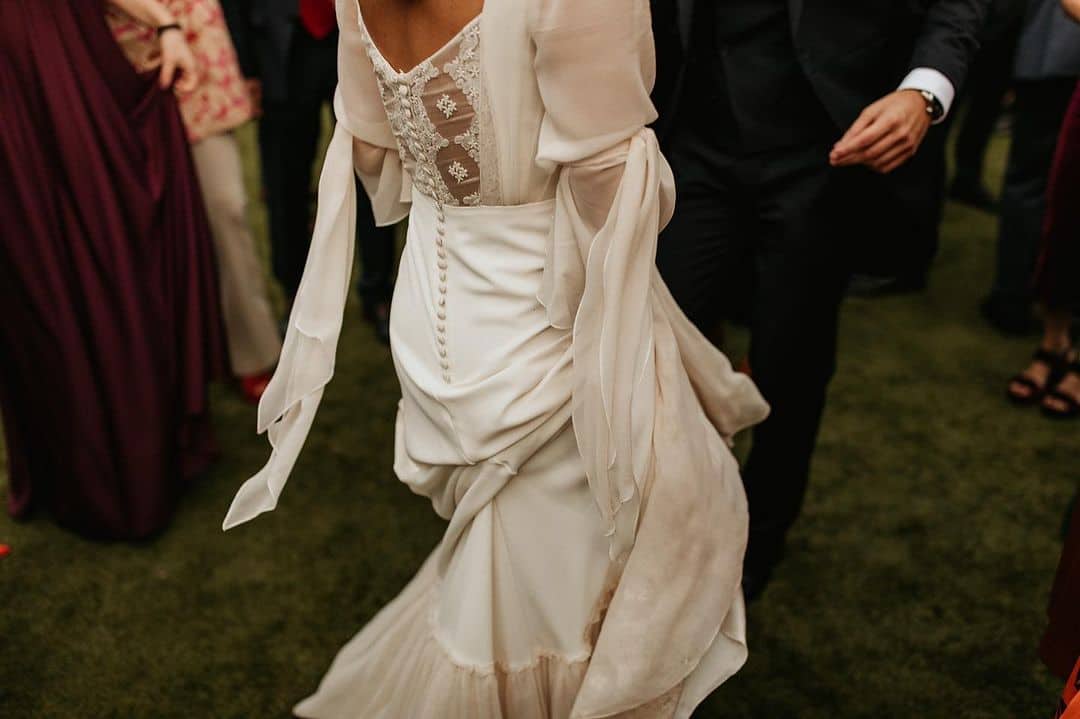 Novia luciendo un vestido de Claudia Llagostera, diseñadora de vestidos de novia, bailando el baile nupcial.