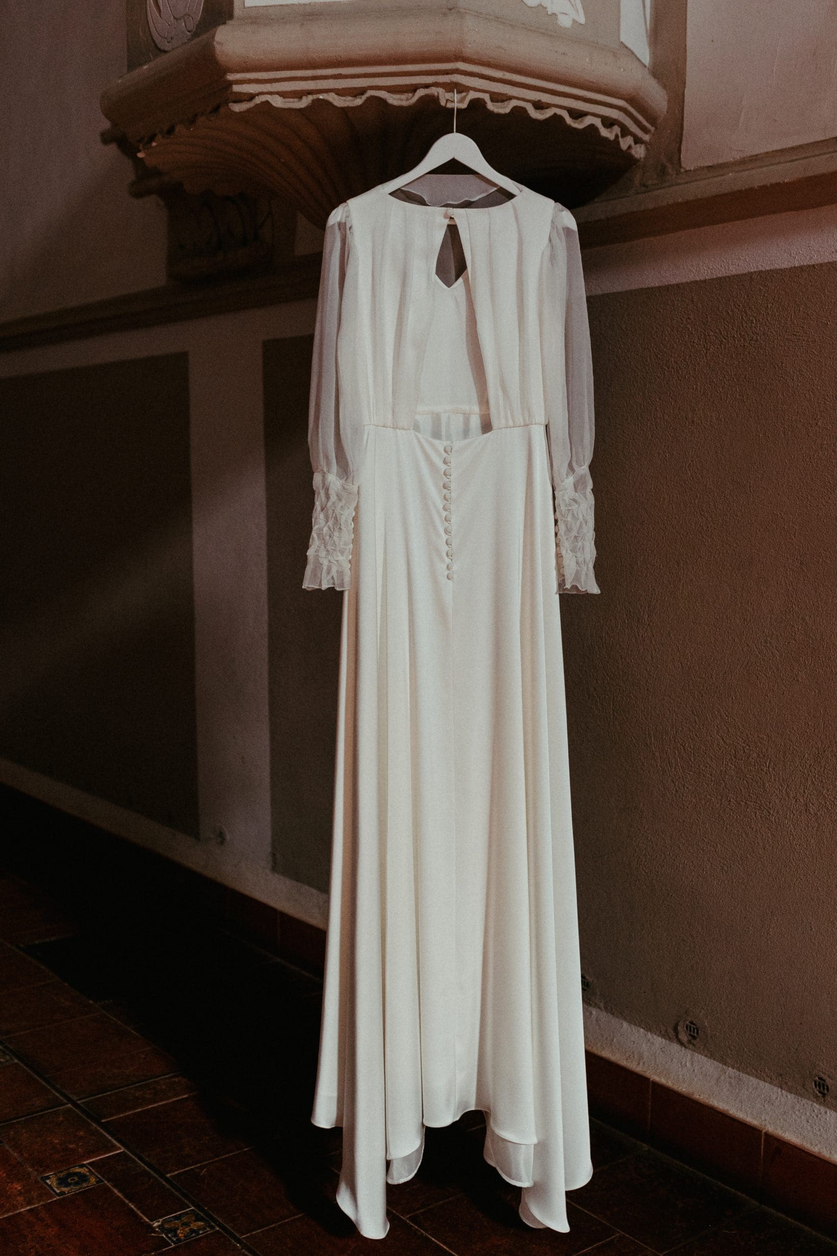 Vestido de novia colgado en la Cartuja de Ara Christi.