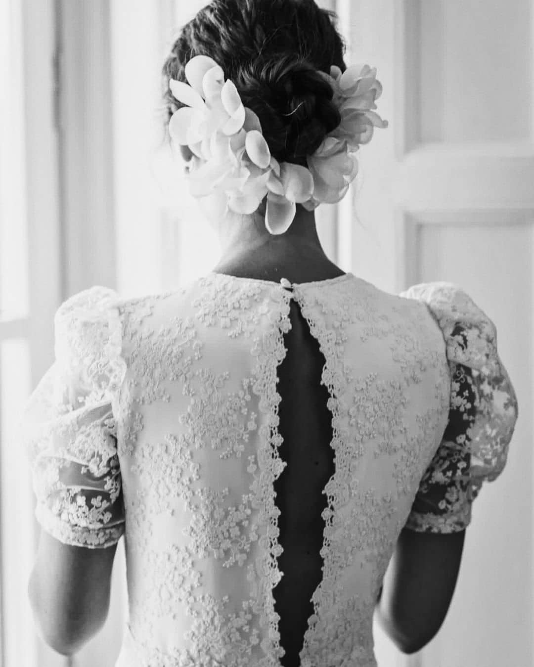 Detalle de la espalda de un vestido de novia creado por Claudia Llagostera.