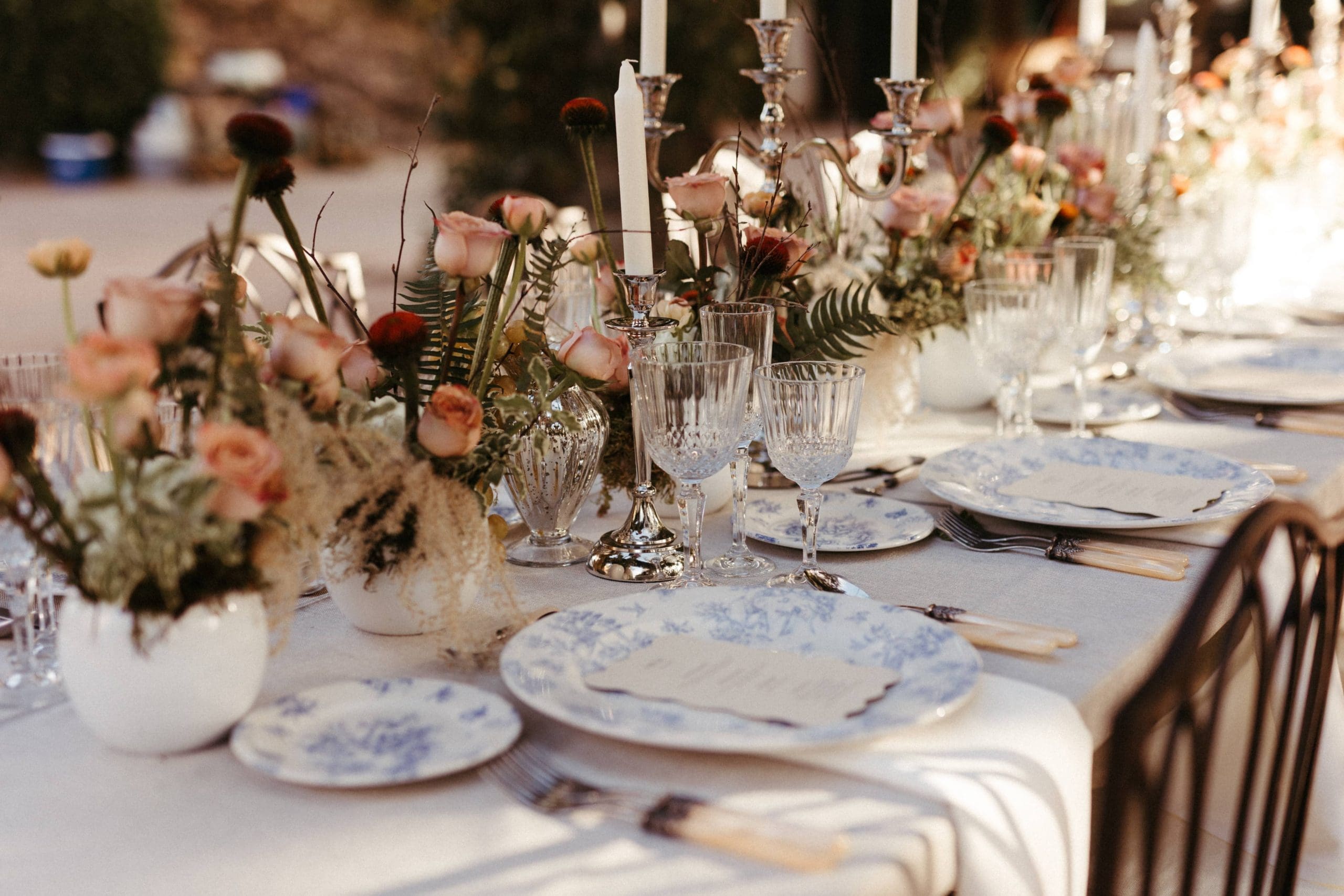 Fotografía en "Hola Novias" mostrando detalles de una mesa de bodas de Bouclé Weddings.