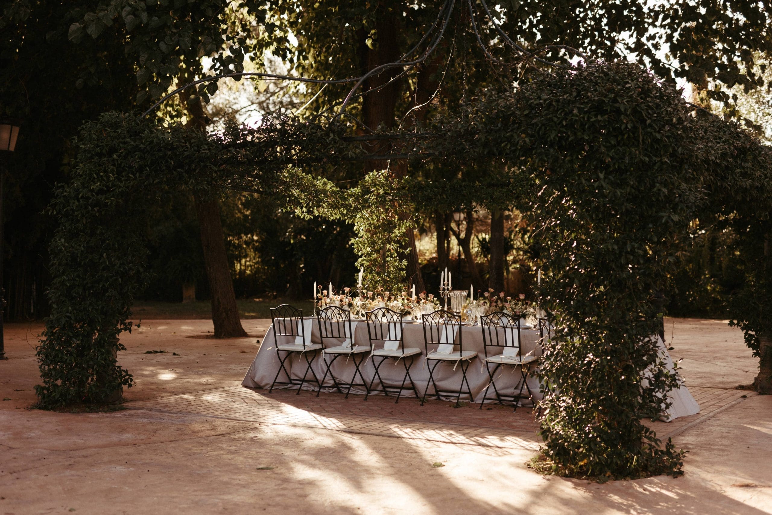 Fotografía en "Hola Novias" de una mesa de bodas diseñada por Bouclé Weddings en Casa Santonja.