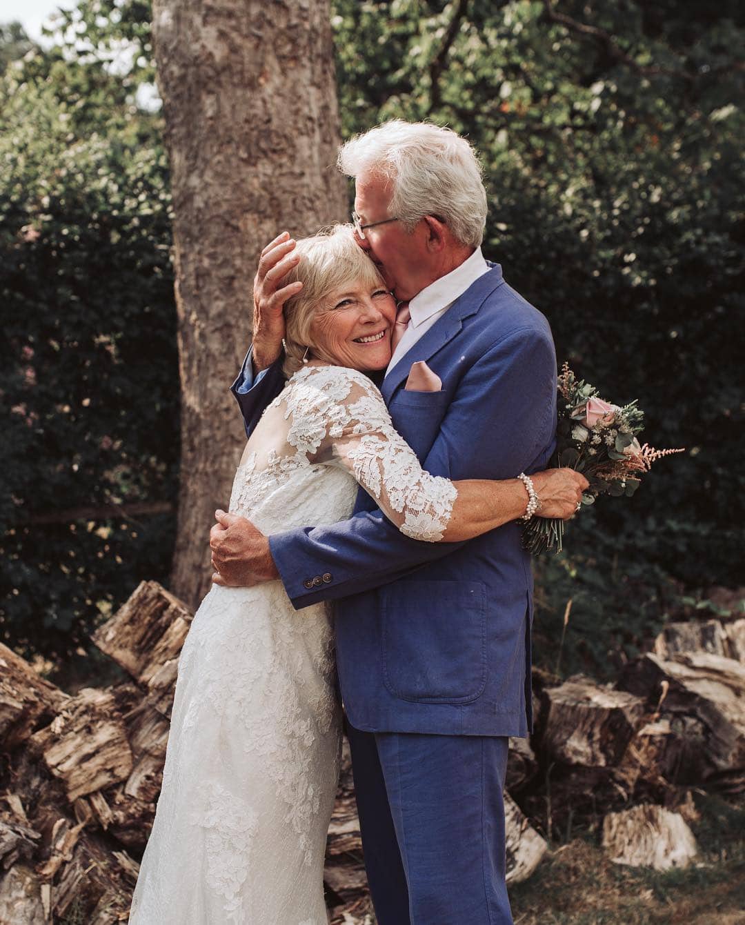 Pareja besándose mientras celebran sus bodas de oro.