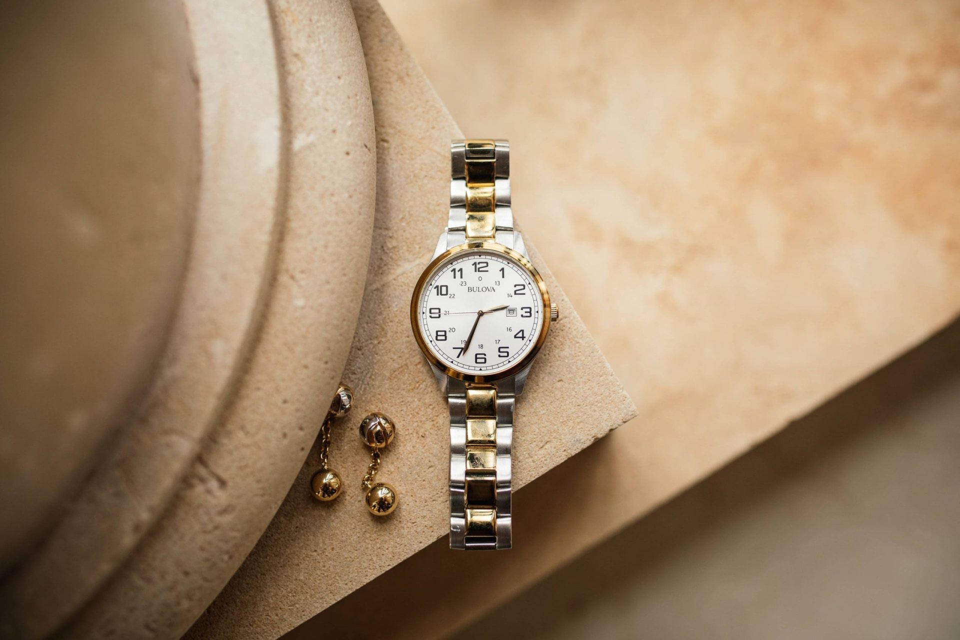 Detalles del reloj y gemelos de Mau, complementos de su atuendo nupcial en Mallorca.