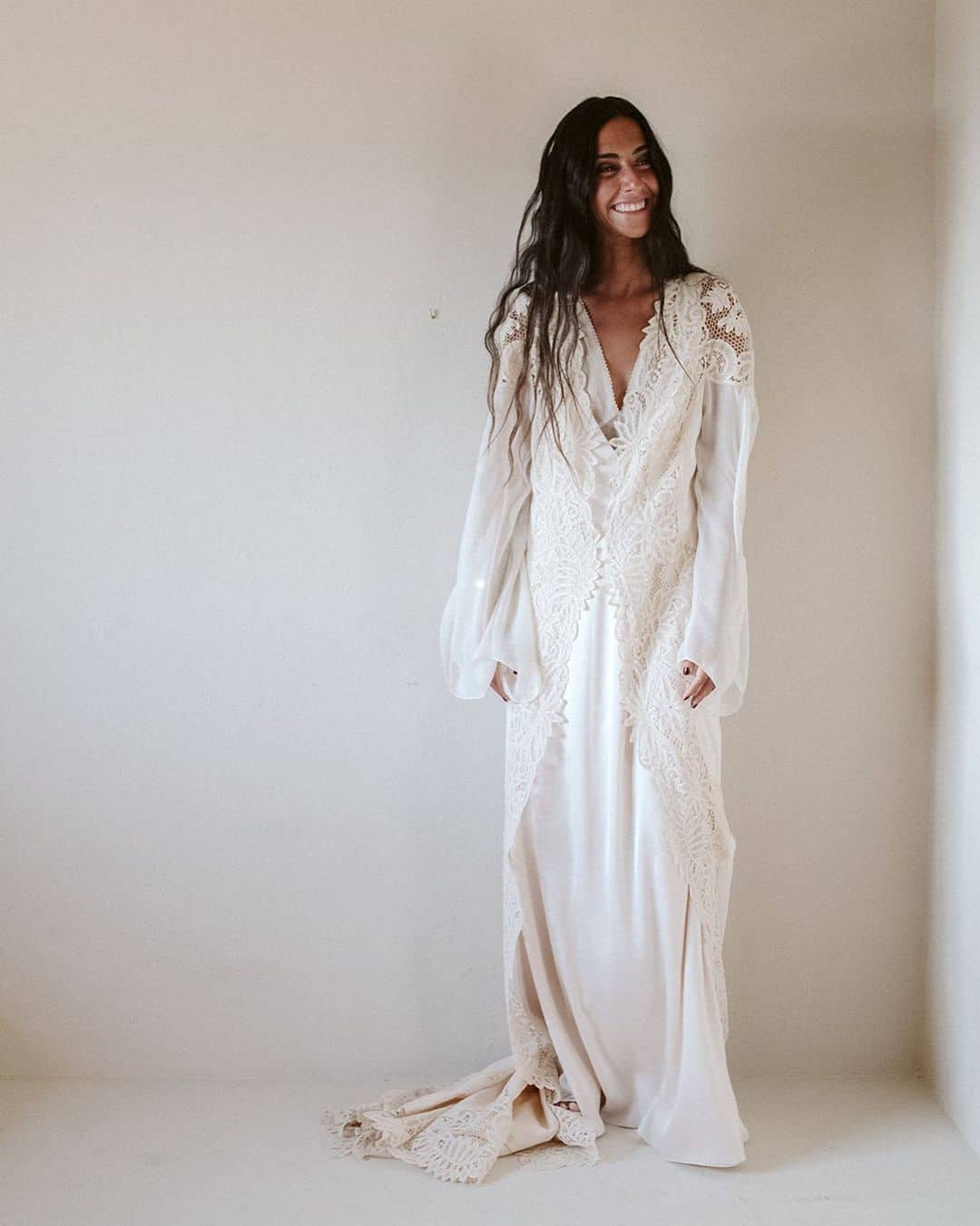 Claudia Llagosterá posando con un vestido de novia diseñado por ella misma.