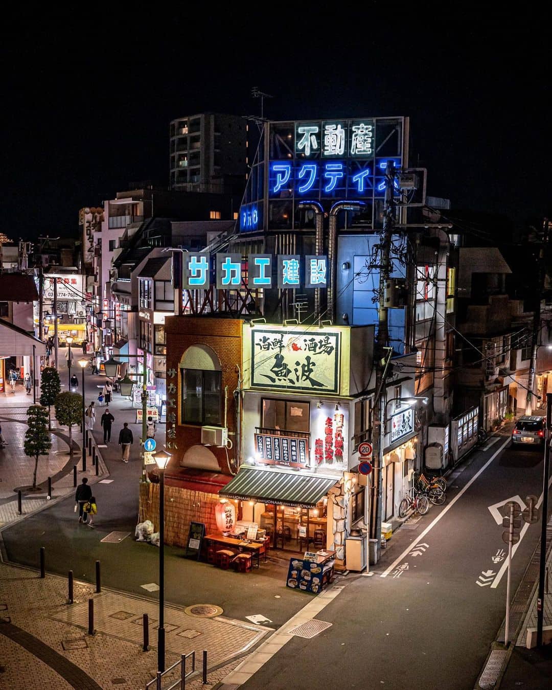 Tokio de noche con letreros luminosos, un destino vibrante para la luna de miel