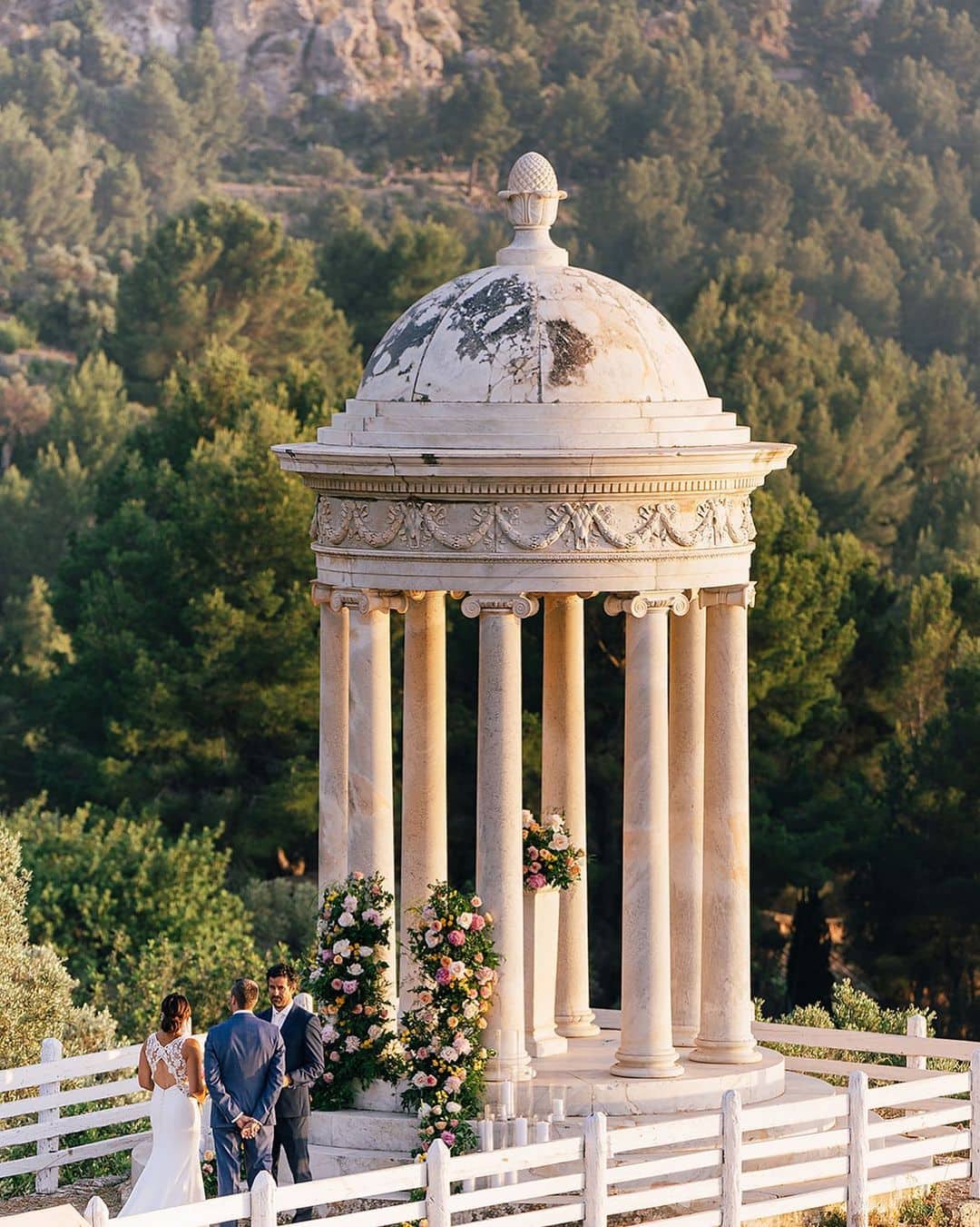 Emotiva ceremonia en el templete de mármol de Finca Son Marroig en Mallorca.