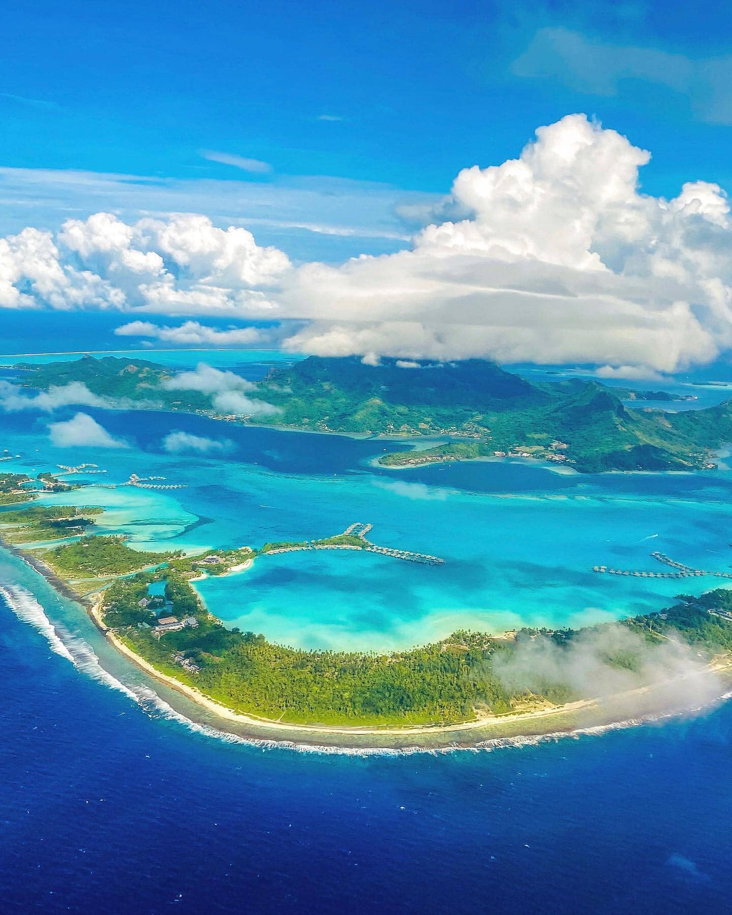 Vista aérea de la isla de Bora Bora con aguas cristalinas, ideal para la luna de miel