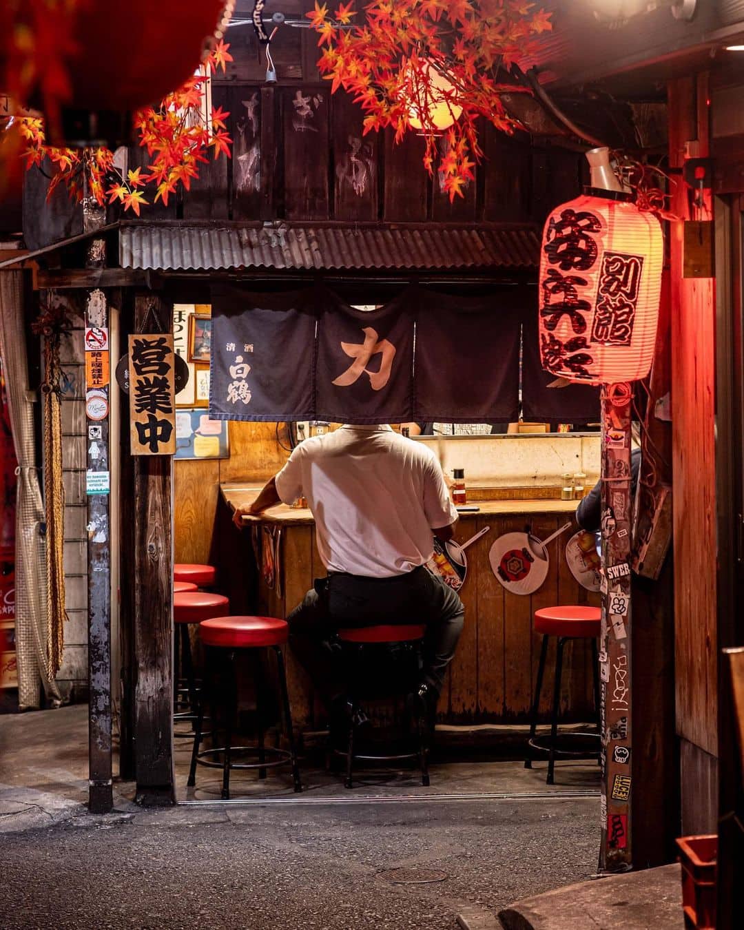 Hombre disfrutando de ramen en un puesto tradicional en Tokio durante su luna de miel