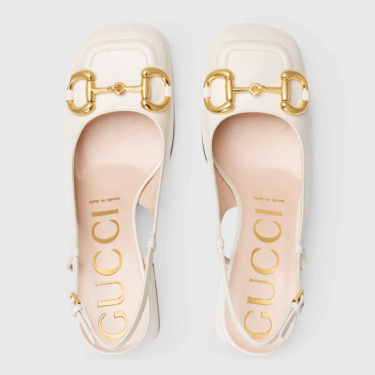 Vista superior de zapatos de novia Gucci modelo Salon, mostrando la palabra Gucci en la plantilla