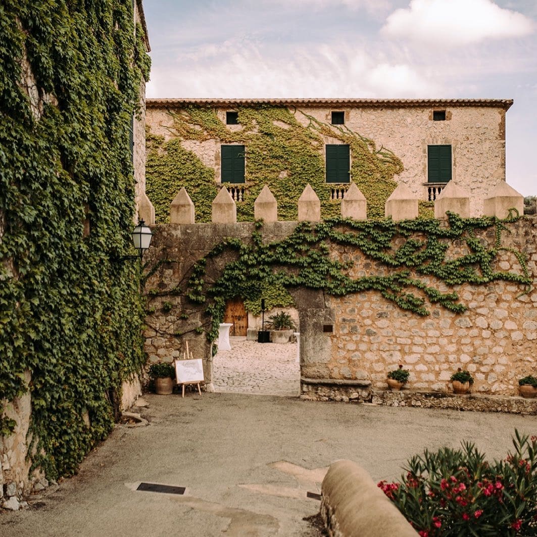 Encantadora fachada de Finca Comasema en Mallorca, con vegetación que adorna las paredes.