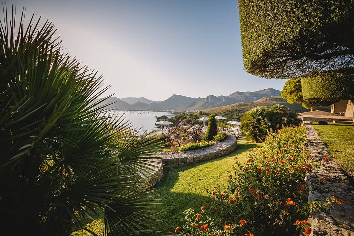 Jardines de la fortaleza en Mallorca con vistas al mar: Encanto natural y panorámico