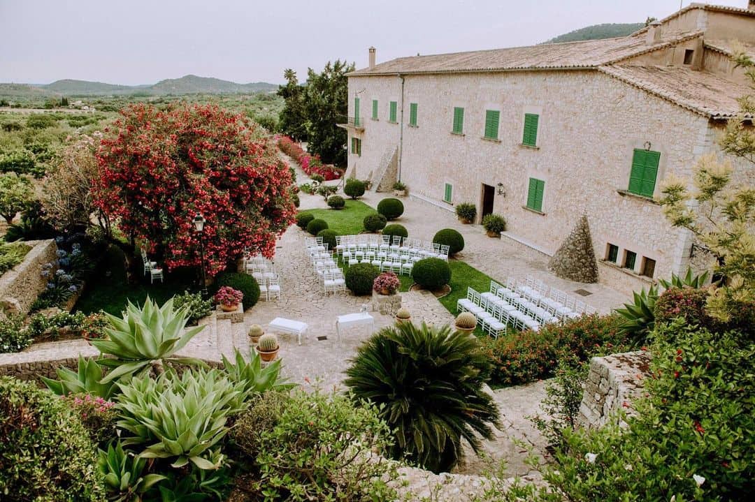 Vistas panorámicas de Finca Son Berga, Mallorca, rodeada de exuberante vegetación y la imponente Sierra de Tramuntana.