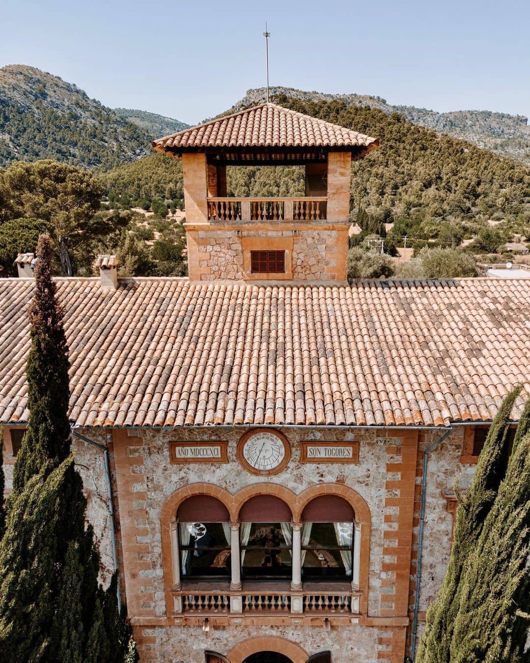 Vista panorámica de los tejados de Finca Son Togores en Mallorca, con la majestuosa Sierra de Tramuntana de fondo.