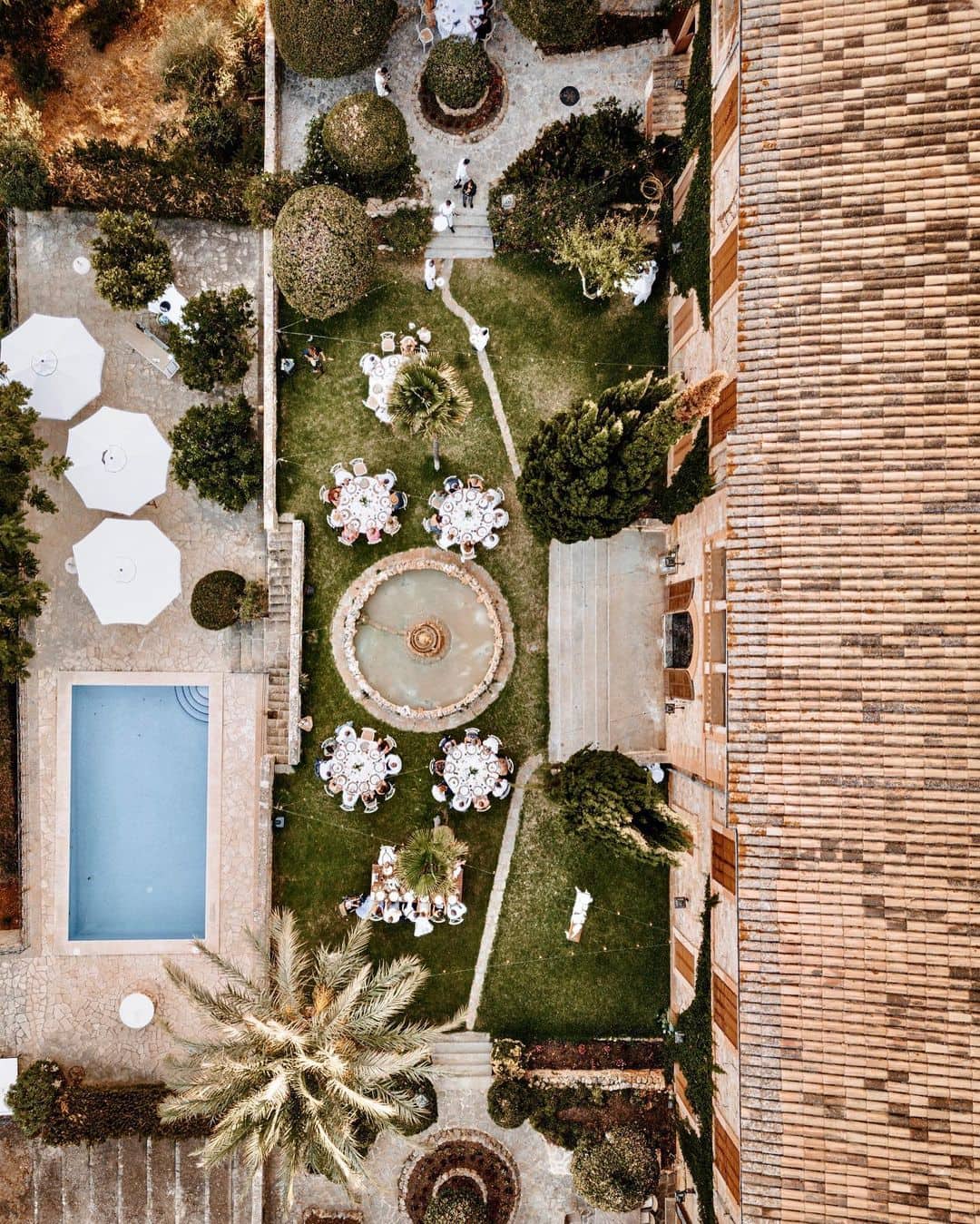 Vista aérea de Finca Son Togores en Mallorca, mostrando el encantador jardín y la reluciente piscina."