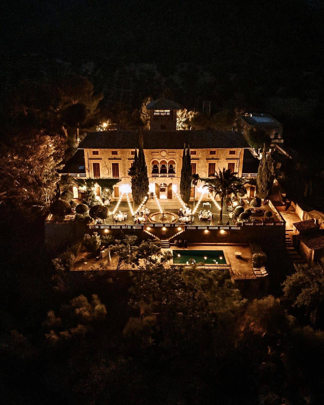 Vista nocturna de Finca Son Togores en Mallorca, iluminada por suaves luces de bombillas. Esta es una de las mejores fincas para bodas en Mallorca.