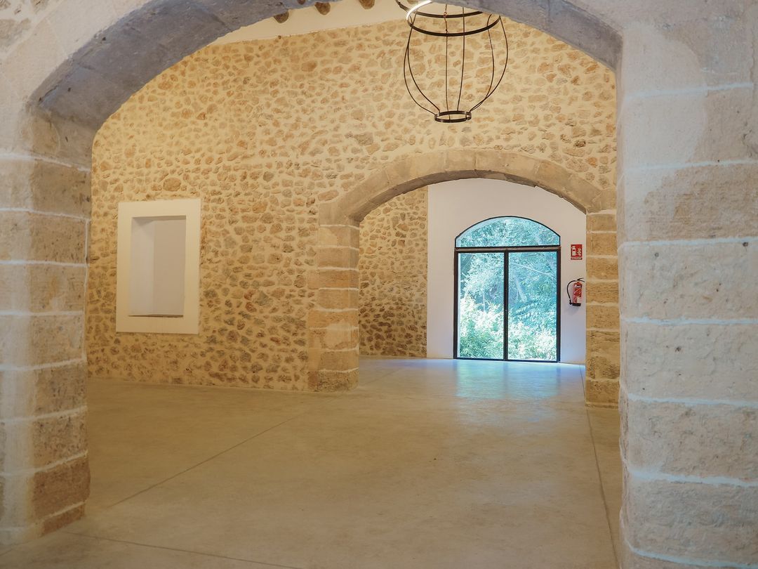 Acogedor interior de una de las salas de los jardines de Alfabia en Mallorca.