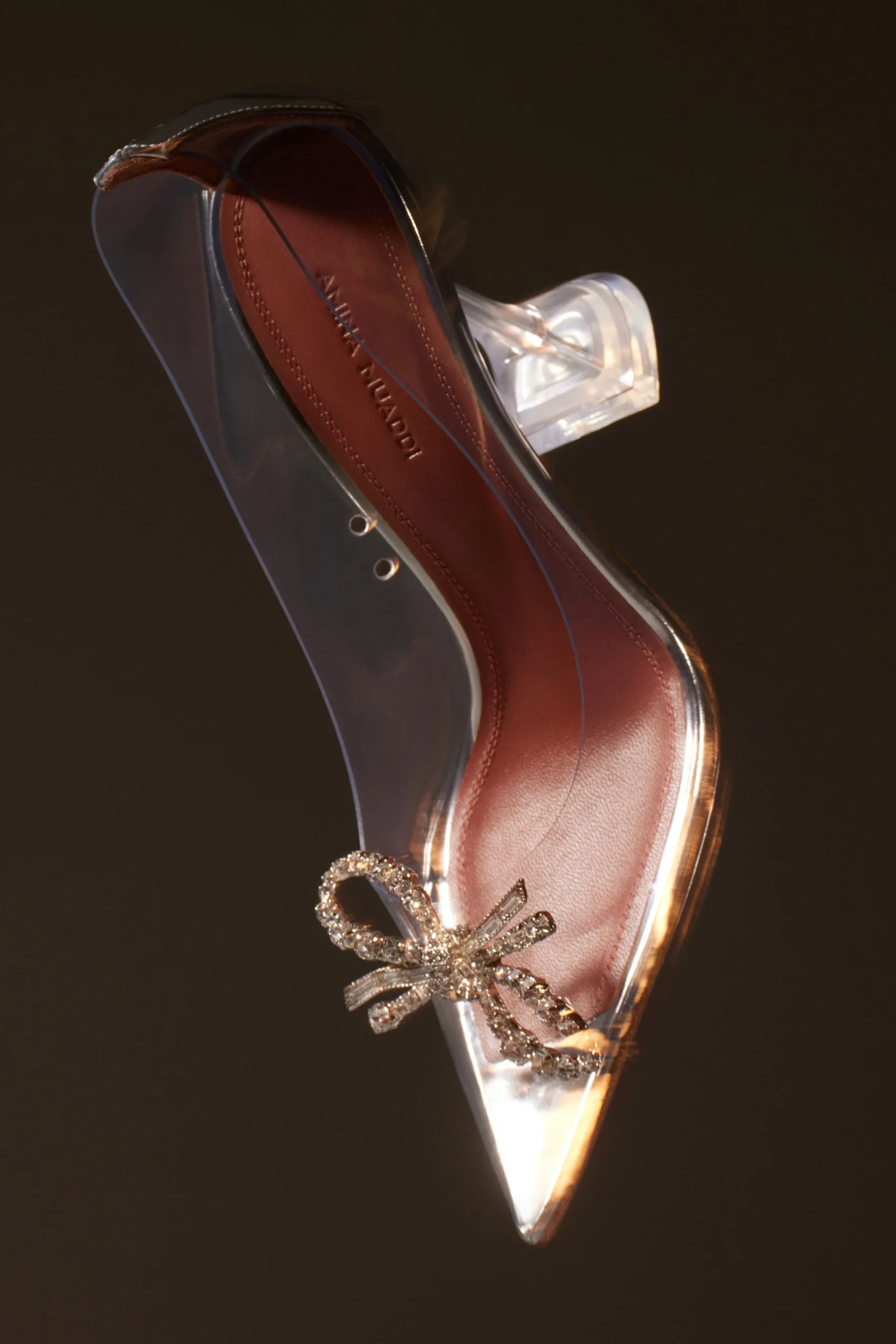 Zapatos de novia Rosie Glass Pump de Amina Muaddi con tacón de 95 mm y lazo de cristales