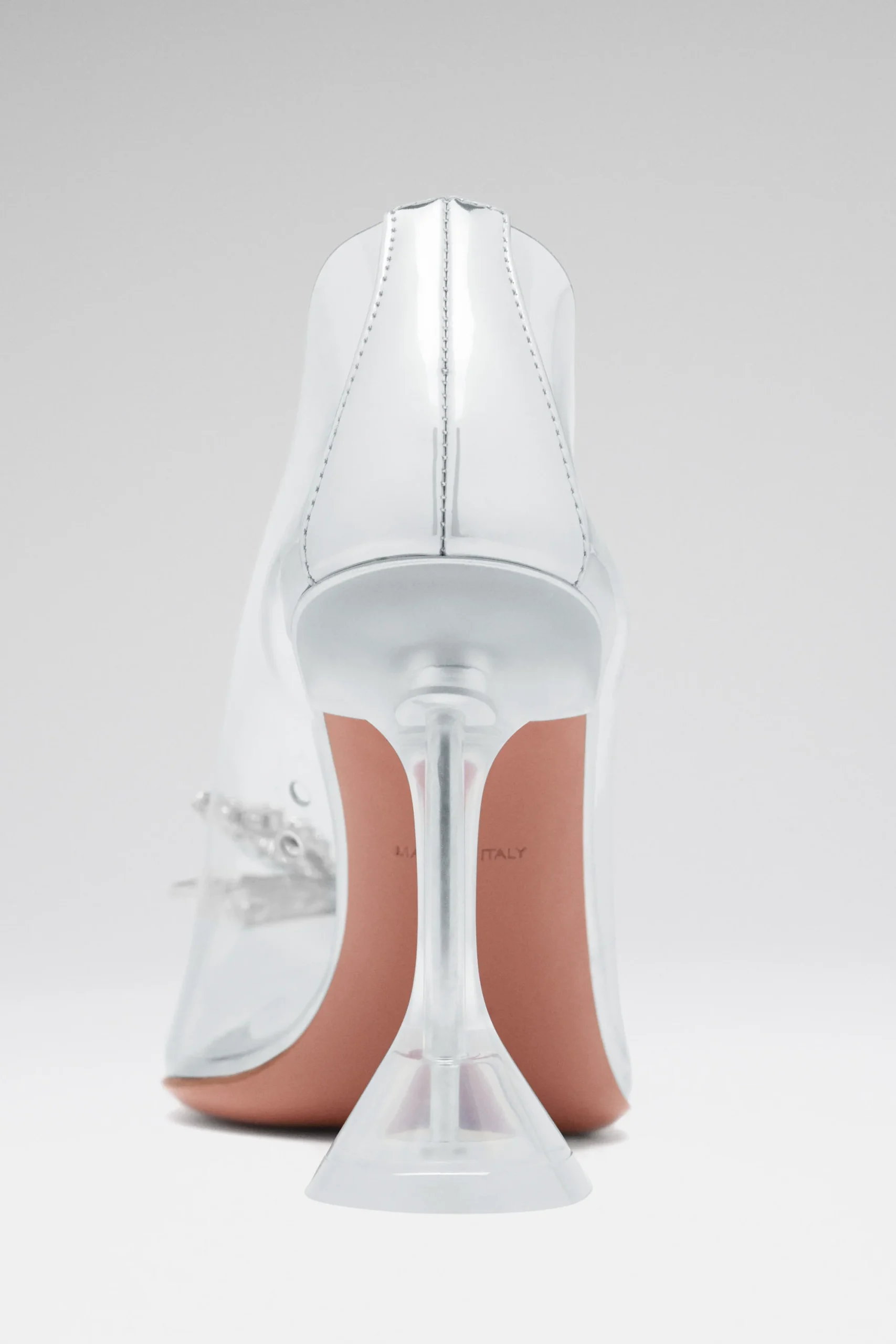 Vista trasera de los zapatos de novia Rosie Glass Pump de Amina Muaddi, destacando el tacón de 95 mm y el lazo de cristales