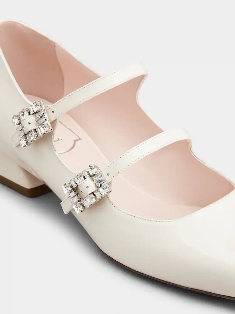Zapatos de novia Roger Vivier Bailarinas Babies Mini Très Vivier en charol crema con hebilla de cristales