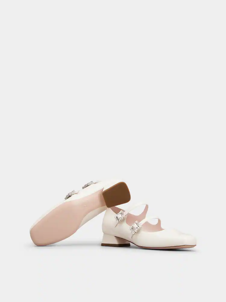 Zapatos de novia Bailarinas Babies Mini Très Vivier de Roger Vivier en tono crema con detalles de cristal en la hebilla