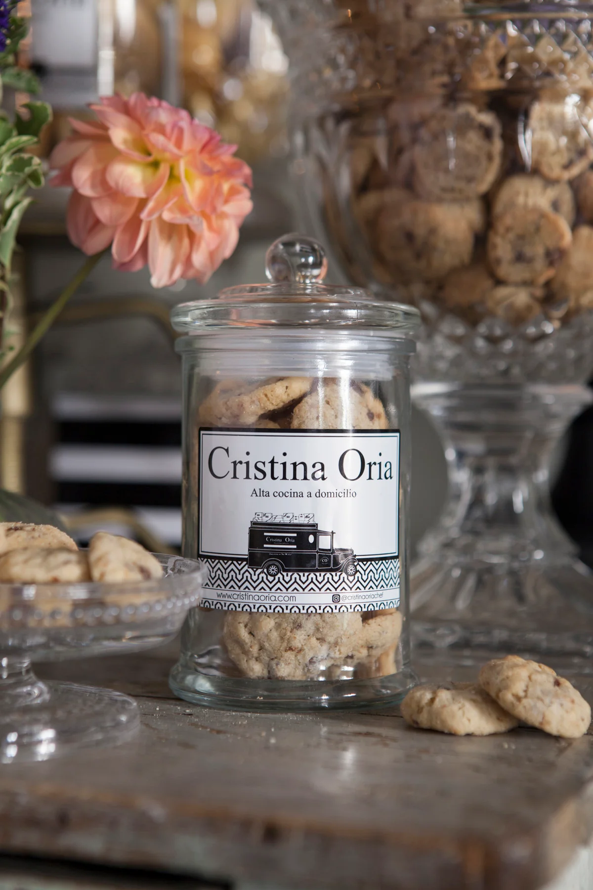 Regalos para invitados: Tarro transparente con deliciosas cookies y pegatina personalizada.