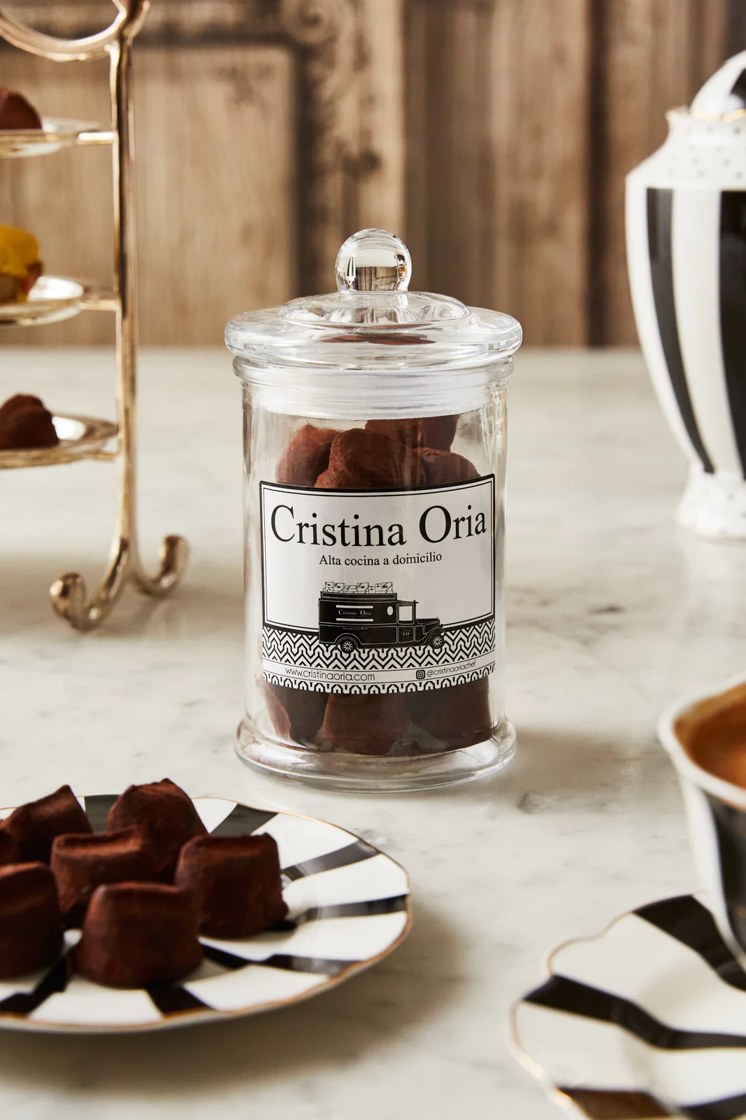 Regalos para invitados: Tarro transparente con deliciosas trufas de chocolate.