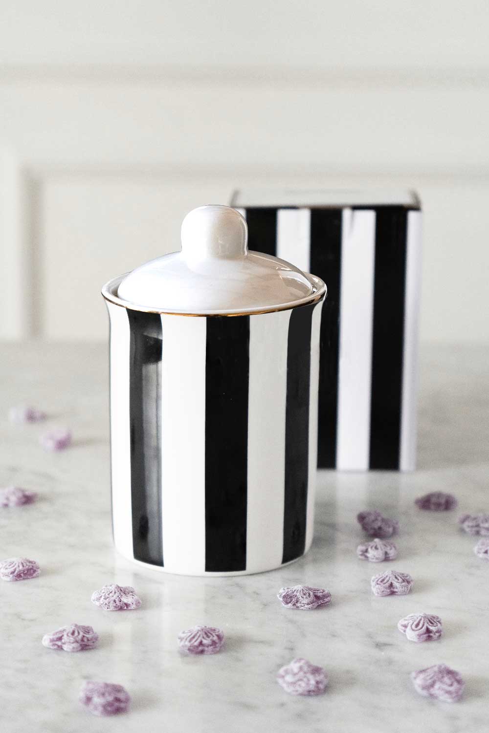 Regalos para invitados: Tarro de dulces de franjas negras de la novia de Cristina Oria.