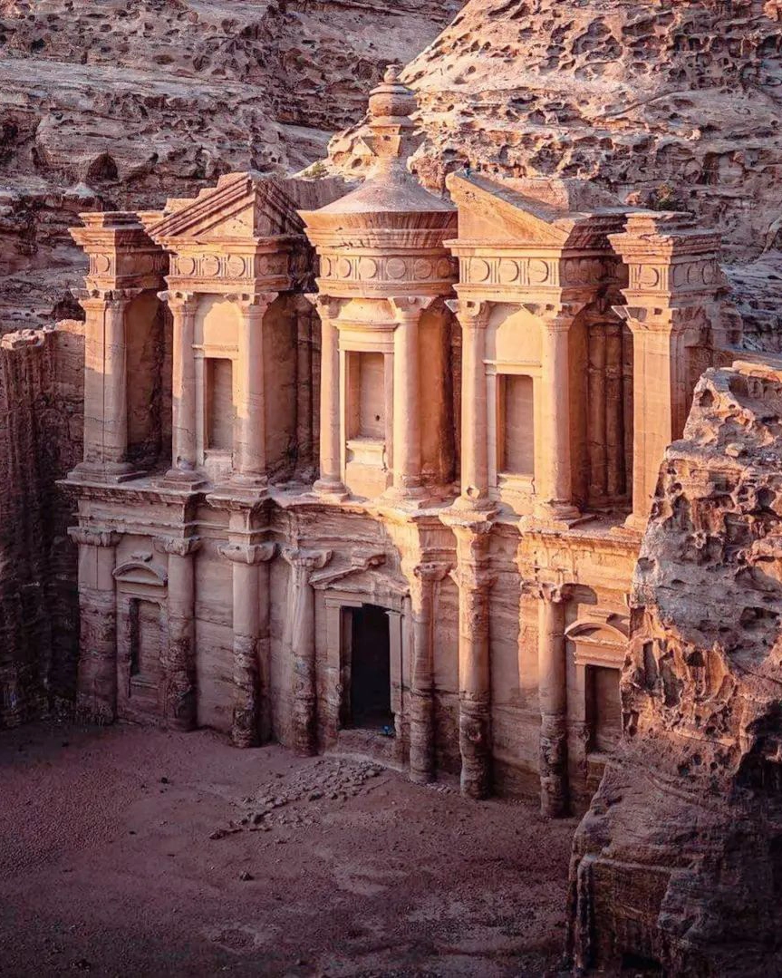 Vista aérea de la ciudad de Petra en Jordania, un destino histórico para la luna de miel
