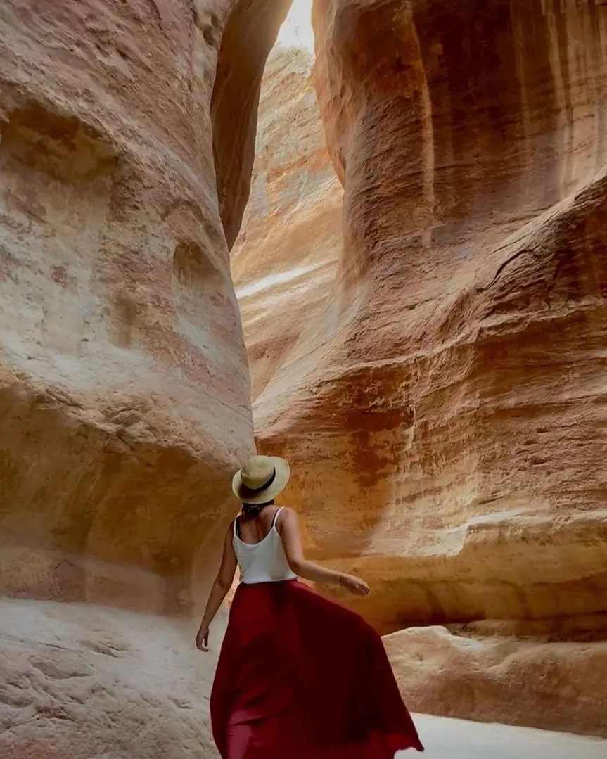 Mujer paseando entre grietas naturales en Jordania durante su luna de miel