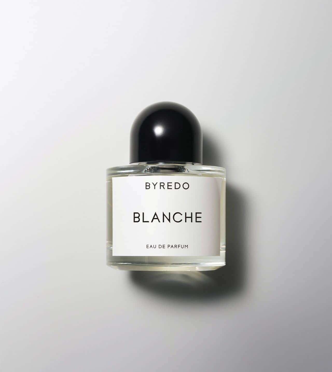 Botella de perfume Blanche de Byredo en un ambiente elegante, ideal como perfume para novia"