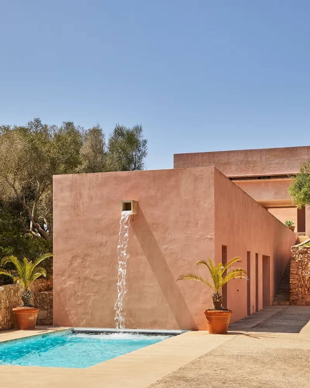Elegante piscina de diseño en la Finca Neuendorf House en Mallorca.